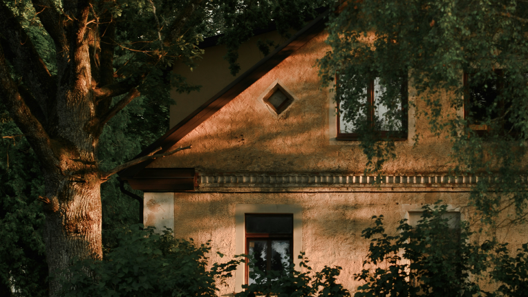 Kamēr rietumi plaukst, austrumi stagnē &ndash; mājokļu tirgus Latvijas reģionos iezīmē būtiskas at&scaron;ķirības. Lielākā aktivitāte pērn novērota Kurzemē, kur noslēgti 3450 darījumi par kopējo summu 119 miljoni EUR, savukārt Latgalē darījumu summa sasniegusi vien nepilnus 48 miljonus EUR, turklāt &scaron;ajā ...